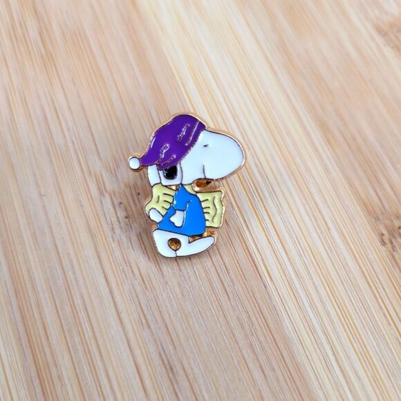 2/$20 Brand New Snoopy Sleep Pin Brooch - Picture 1 of 3